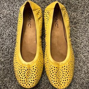 Vionic women’s mustard yellow flats 7 Arch support